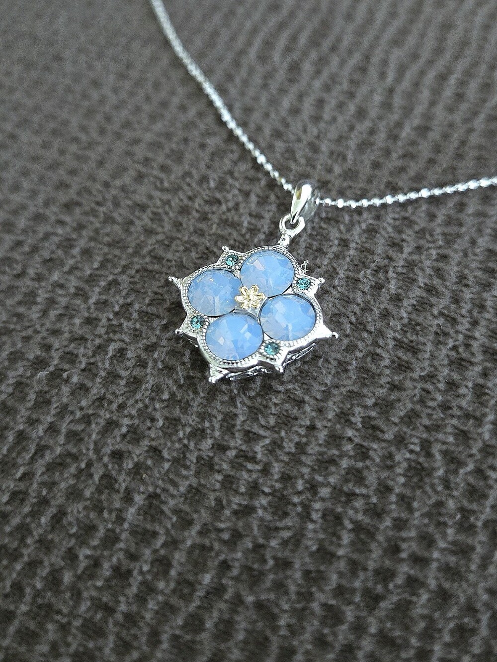 bleu💙 sage Swarovski Flower🏵 Pendant Necklace - NWT - Picture 16 of 16